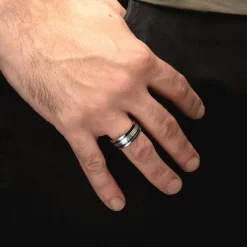 JONC 8MM ACIER 2 LIGNES IP BLEU CENTRE MARTELÉ -Mode Bijoux Boutique resizedPt e3b9e77152a2095d72521d1898764e2d 1